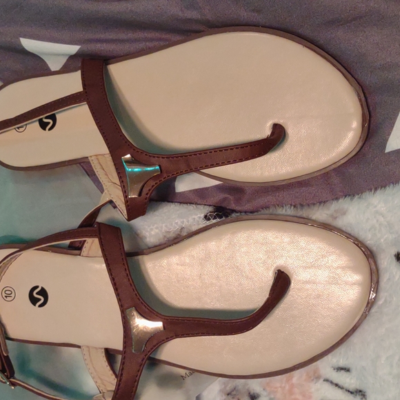 Sandles - Picture 3 of 3